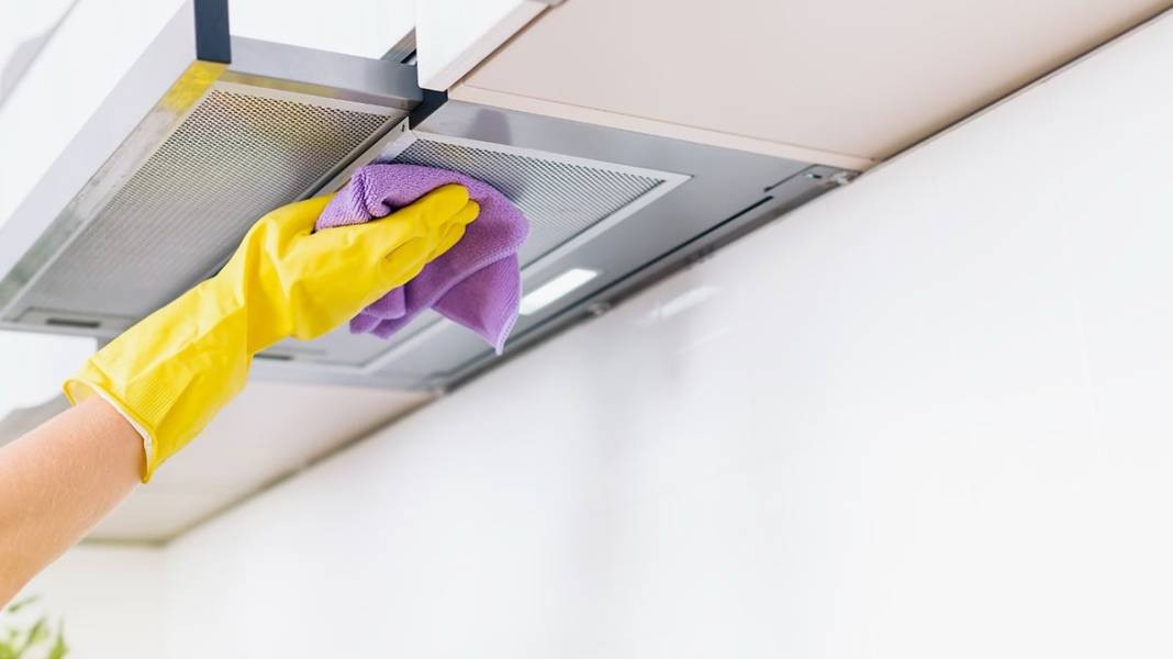 Aspiratörlerdeki yağ lekelerini söküp atıyor! Kaynayan suya 2 şişe eklemeniz yeterli… - Resim: 15